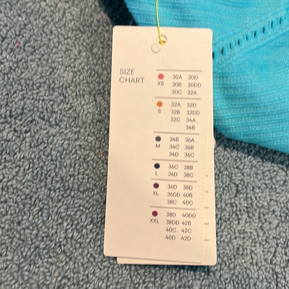 V-Neck seamless bra.  1790 - Picture 4 of 6